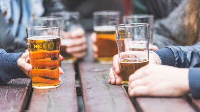 Los meses y años que pierdes de vida si bebes alcohol a diario - BBC News Mundo