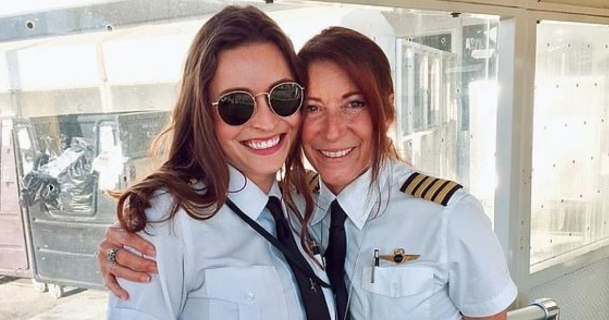 Mother Daughter Pilot Duo Make History As They Fly A Commercial Plane