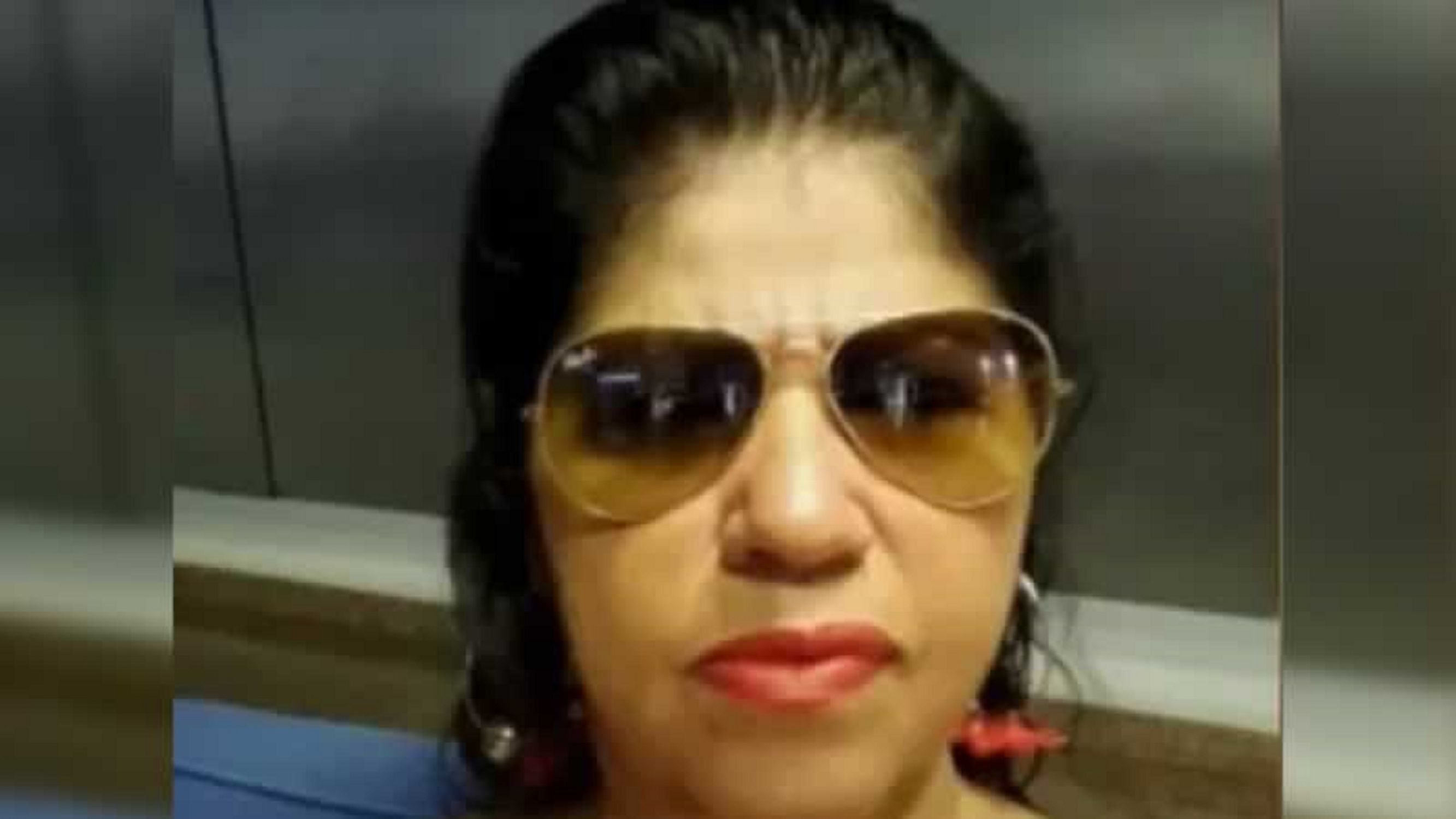 Una mujer lleva el cadáver de su marido al banco para cobrar la pensión: "Sigue vivo"