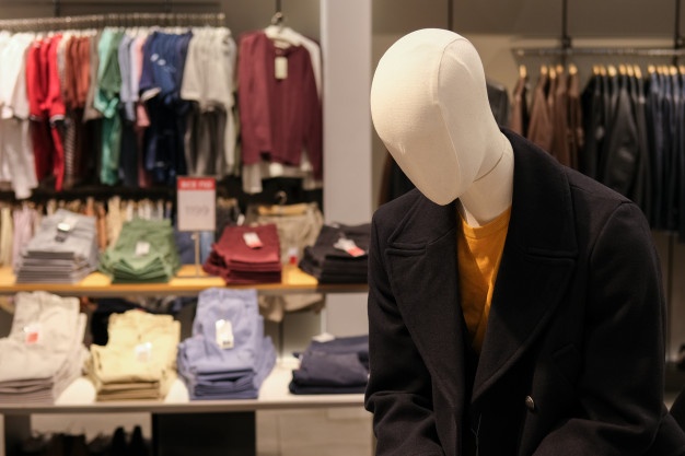 Maniquí en otoño o abrigo de invierno en la tienda de ropa para hombres. temporada de rebajas y descuentos. | Foto Premium