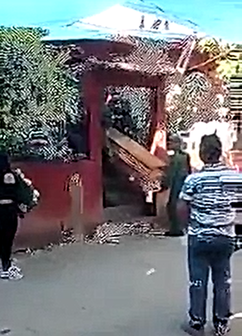 México: Ataud se abre y deja caer el cadáver de un militar.