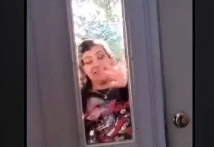 Mujer amenaza con matar al perro de sus vecinos por el Wifi; se vuelve viral