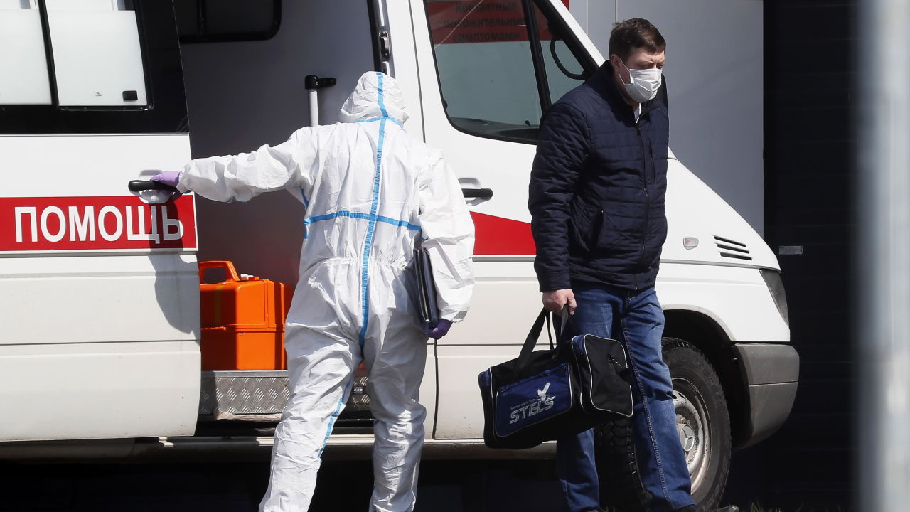 Obliga a su hija a permanecer encerrada durante 26 años en su casa de Rusia con ratas y gatos muertos