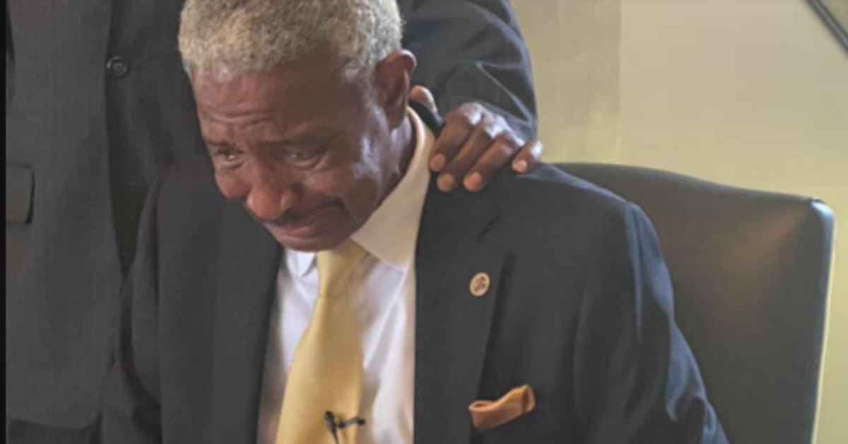 Black Mayor Breaks Down In Tears While Signing Executive Order To Remove Controversial Mississippi Flag From City Buildings