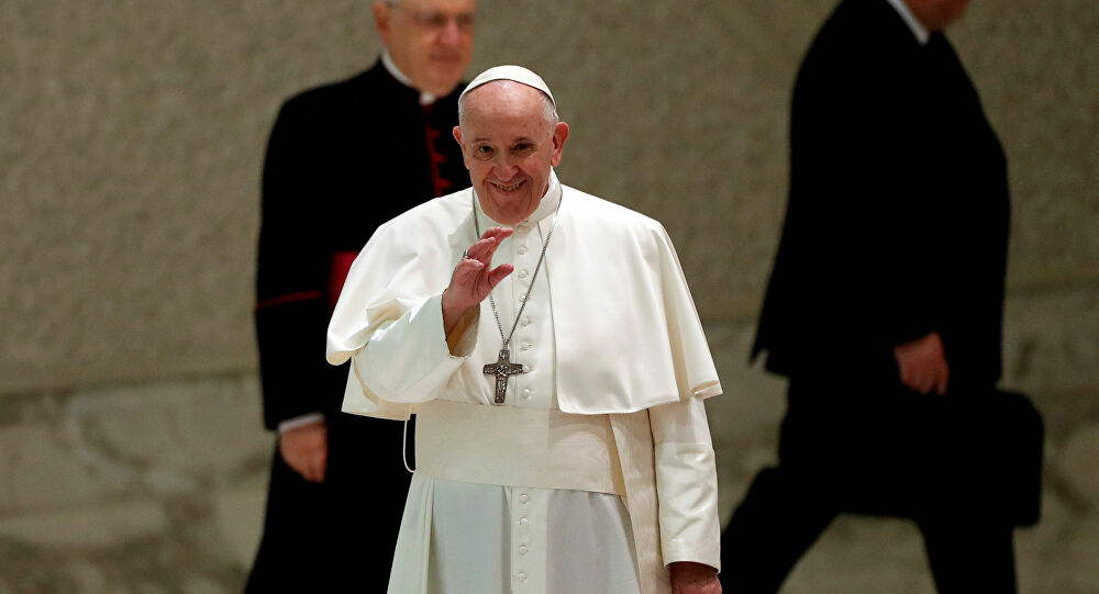 El papa Francisco le da