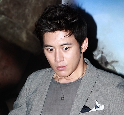 당황한 표정의 고수 사인회 현장 : 네모판