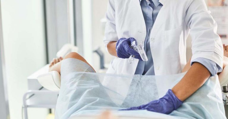 Ginecólogo es acusado de abusar de 6 pacientes