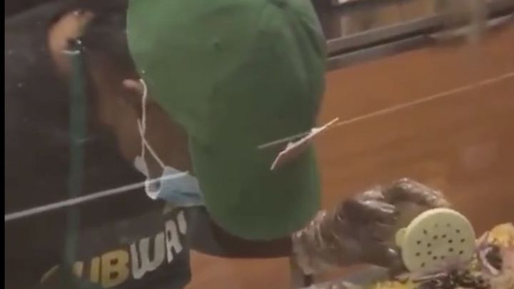 Una trabajadora de Subway se queda dormida mientras prepara uno de sus bocadillos - AS.com