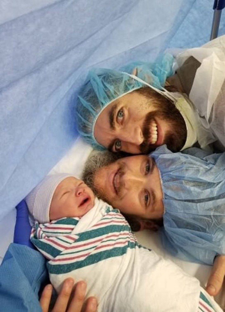 Hombre transgénero embarazado revela como fue dar a luz a su bebé