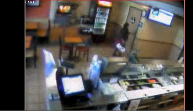 Una mujer pare en un restaurante y abandona allí al bebé