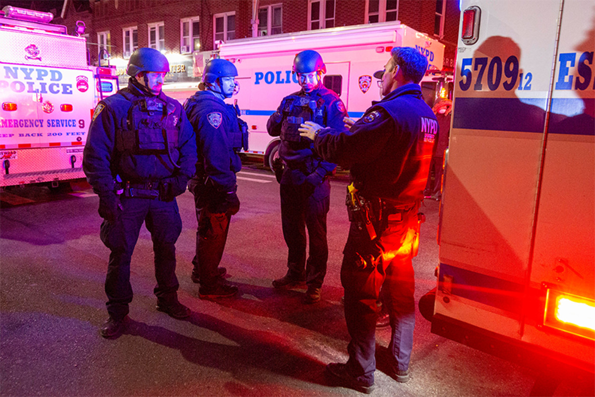 During Queens hostage situation, suspects asked NYPD for a pizza - Report Door