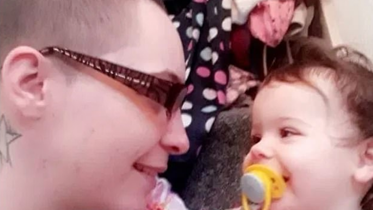 Un bebé de 19 meses fallece tras quemar su cuerpo con agua hirviendo su madre