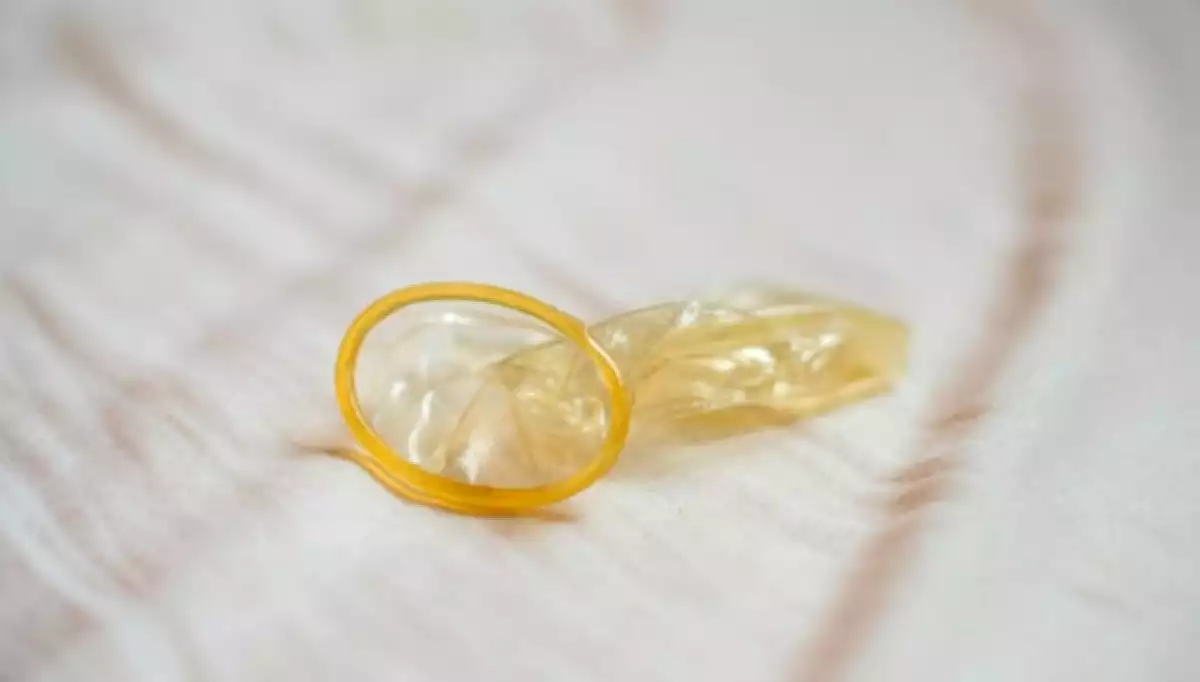 Se quitó el condón durante el sexo sin avisar y le condenan por violación