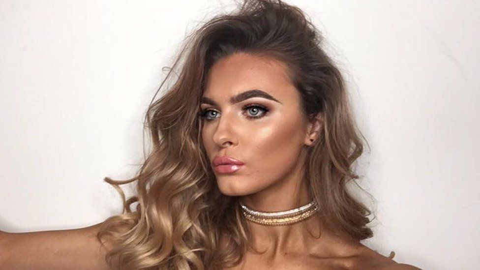 Madalyn Davis death: Police review CCTV footage over Sydney cliff fall - BBC News