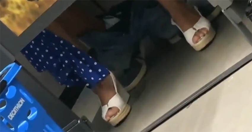 Graban a una pareja en pleno calentón en el probador de un Decathlon