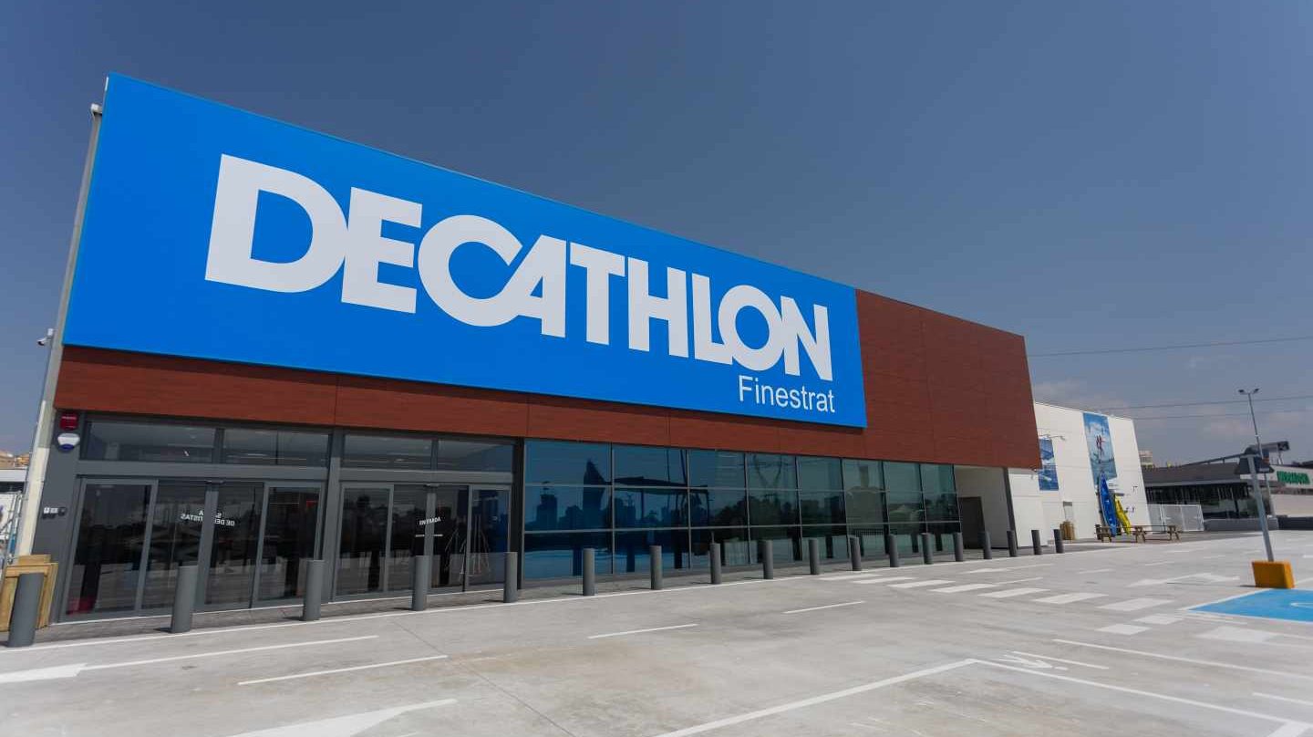 Graban a pareja teniendo relaciones en un probador de Decathlon