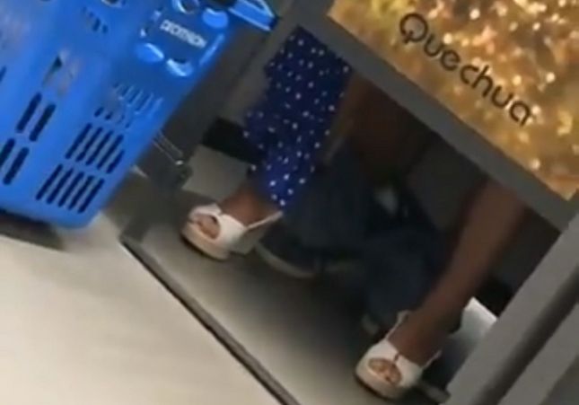 VÍDEO: Pillan a una pareja practicando sexo en un Decathlon y se hace viral