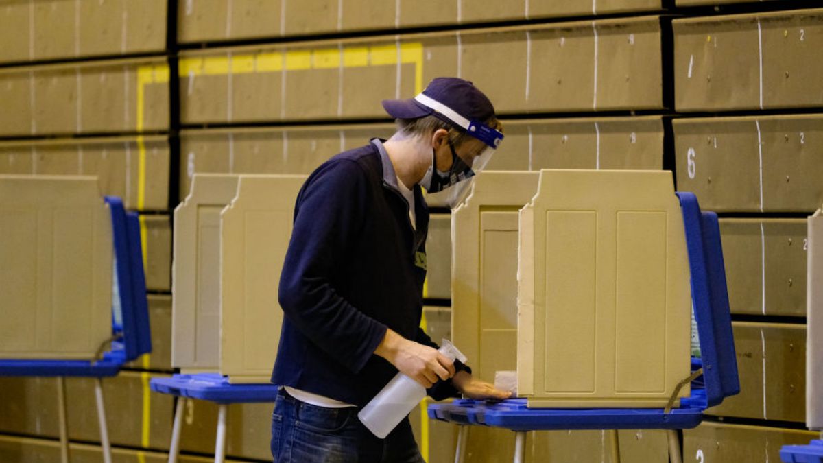 Mayor arrested after falling asleep in White Castle drive thru, police say