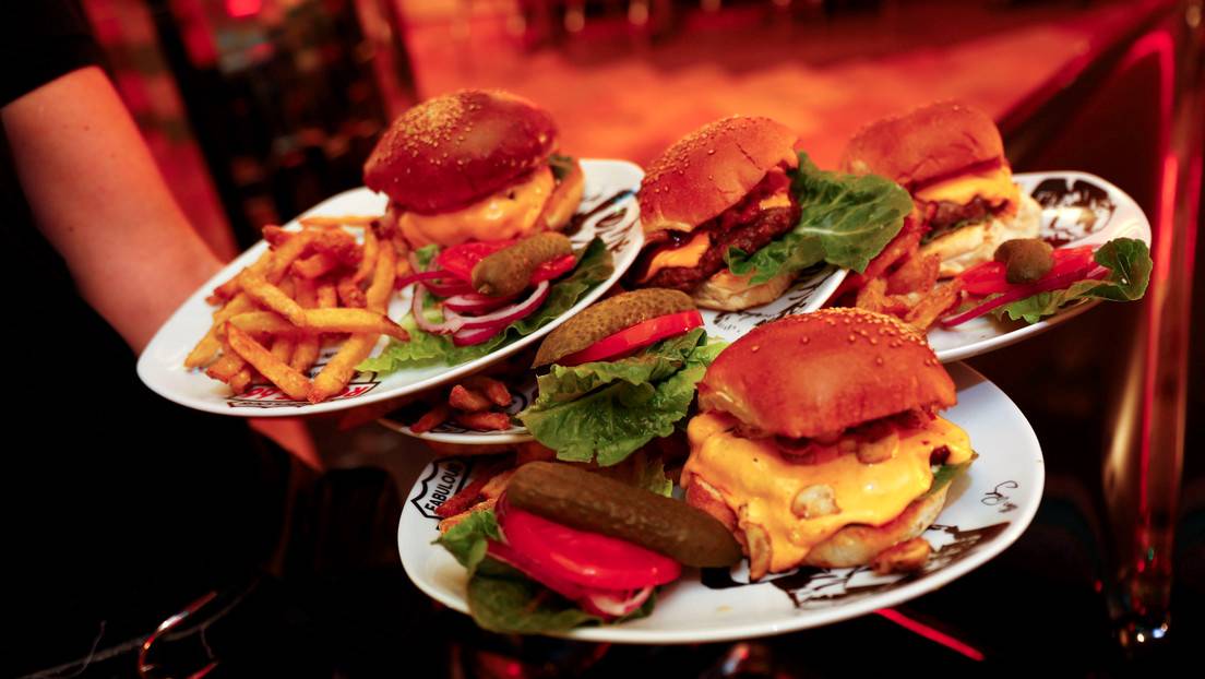 Una mesera recibe una propina de 2.000 dólares pero no ve ni un centavo de ella por las políticas del restaurante - RT