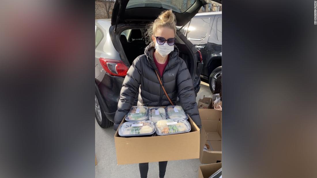 Chicago couple canceled their big wedding but used the ,000 catering deposit to feed people in need - Pehal News