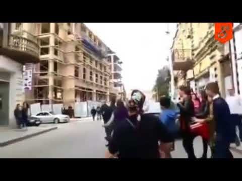 VIDEO) Una madre toma a su hijo por el cuello y lo usa como 