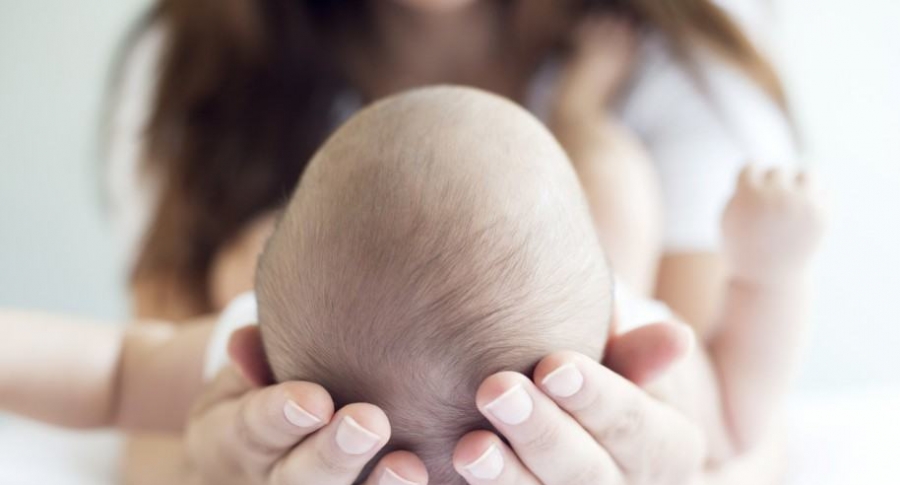 Enfermera hace caer a bebé de su cuna, en hospital: video