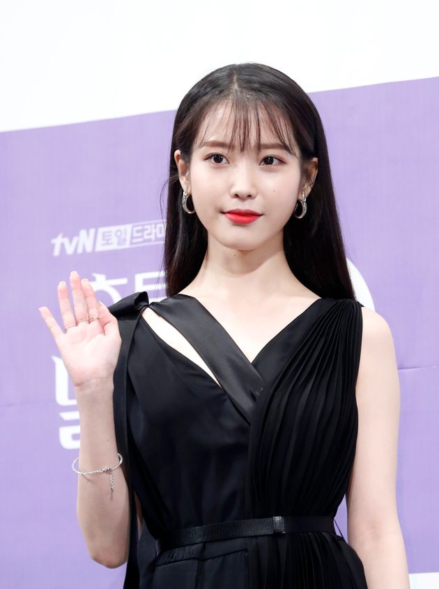 아이유가 12년 함께 한 매니저가 차린 신생 기획사로 간다 | 허프포스트코리아