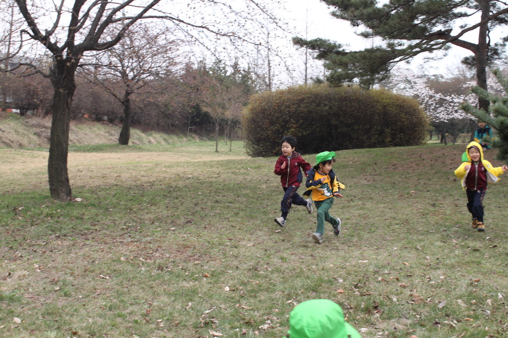 칼럼]아이들은 왜 이렇게 뛰어 다니는 걸까? < 오피니언 < 기사본문 - 애플경제