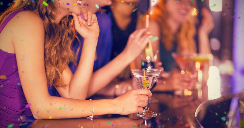 Estas son las bebidas alcohólicas que eligen las chicas Fit cuando van a un bar - E! Online Latino - MX