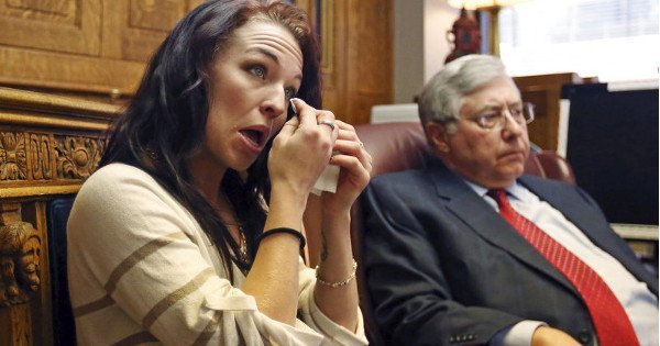 WOMAN SUES SAMSUNG FOR .8M AFTER CELL PHONE