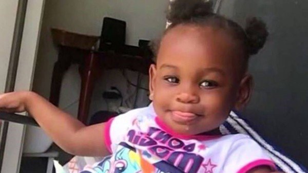 Mató a su hija de 2 años, la tiró a un lago atada a una roca y fingió que  estaba viva usando una muñeca