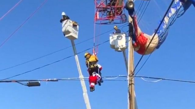 Papá Noel rescatado después de quedar atrapado en cables eléctricos