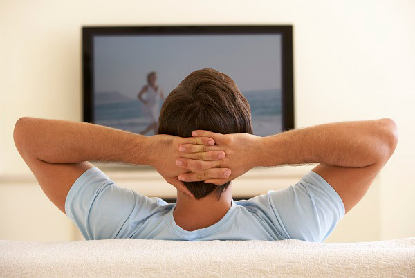 코로나로 집콕? TV 1시간 볼 때마다 심장병 위험 7% 증가