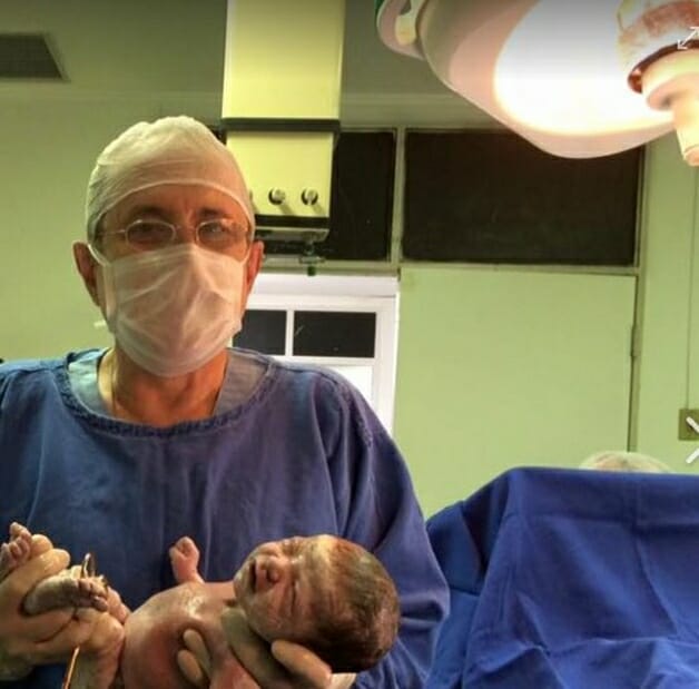 Plantando amor: Médico do interior de SP doa muda de árvore para cada parto que faz | Hypeness – Inovação e criatividade para todos.