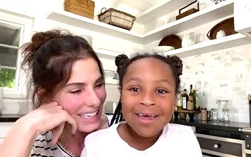 Sandra Bullock apresenta filha de 8 anos ao mundo em conversa com enfermeira durante quarentena - Monet | Celebridades
