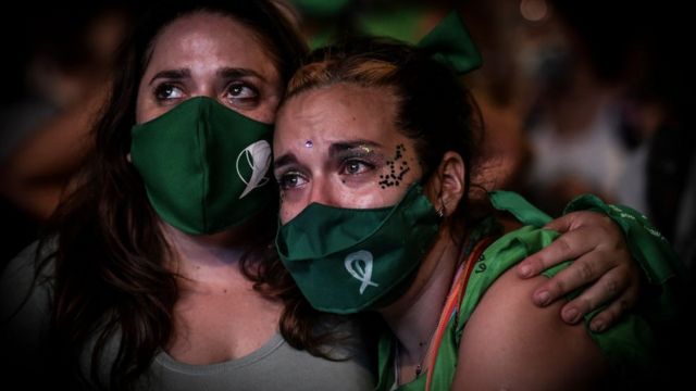 Aborto en Argentina: el Senado legaliza el aborto en las 14 primeras semanas de embarazo - BBC News Mundo