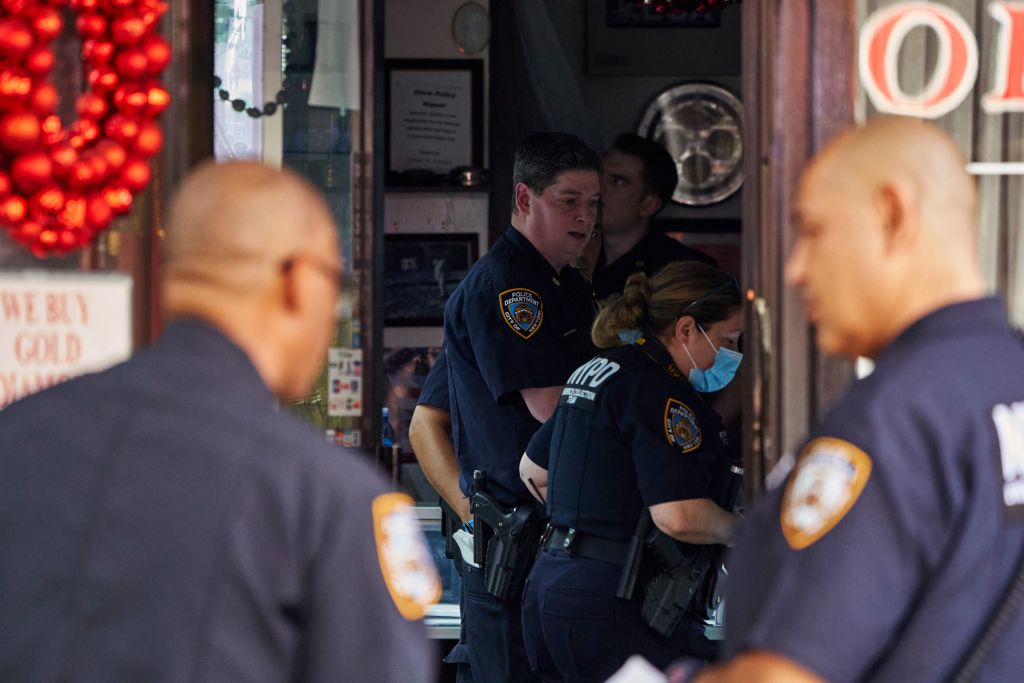 Suspects posed as cops in 0K Manhattan jewelry store heist