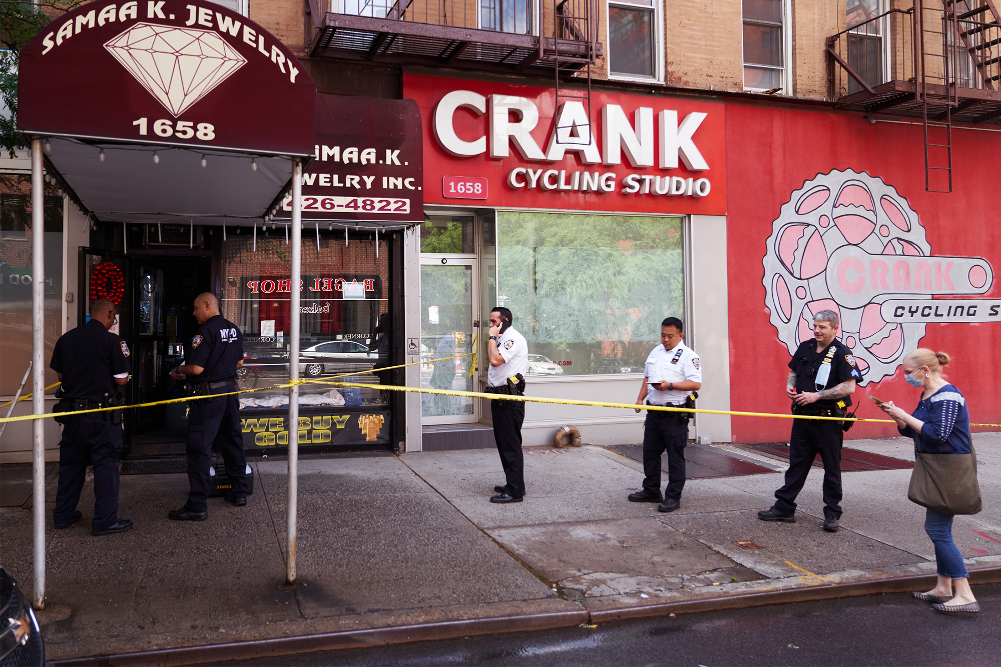 Suspects posed as cops in 0K Manhattan jewelry store heist