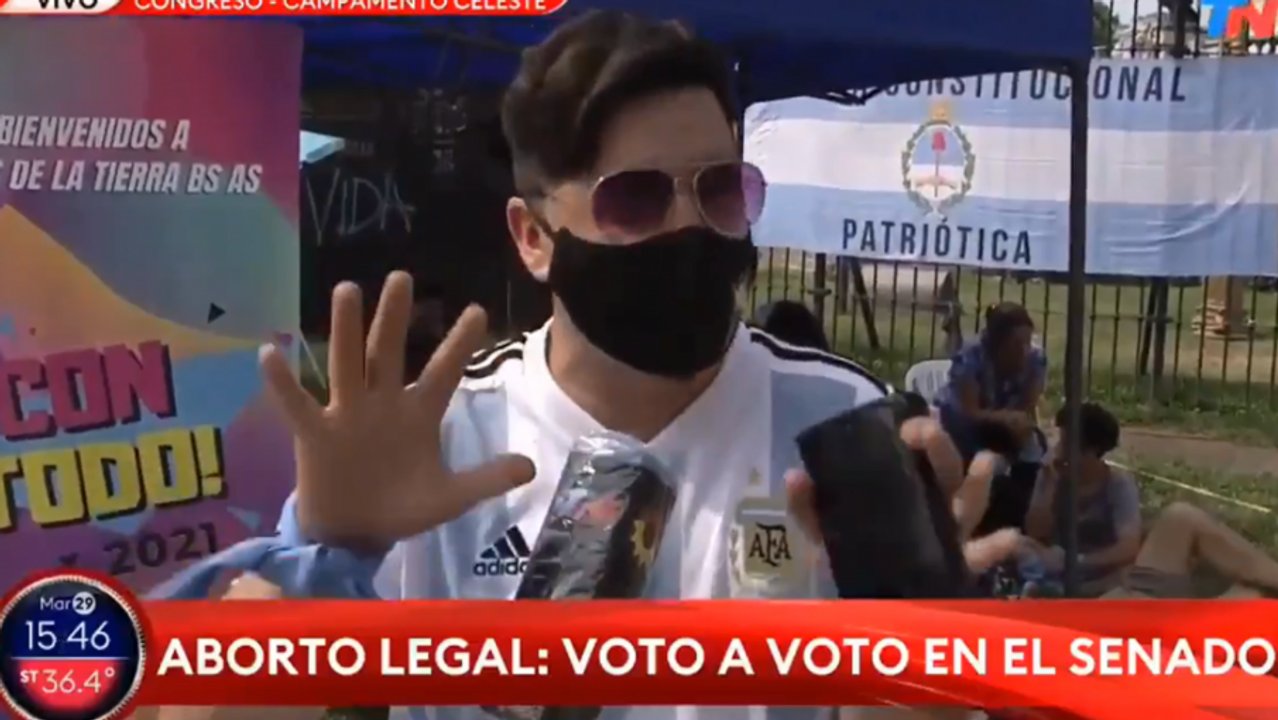 El insólito argumento de un pañuelo celeste que se convirtió en meme -  RosarioPlus