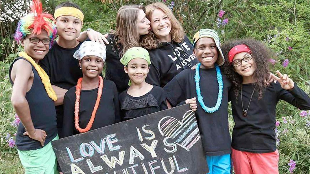 Aseguraron que Jennifer y Sarah Hart se lanzaron a un barranco con sus seis hijos adoptivos | La Voz