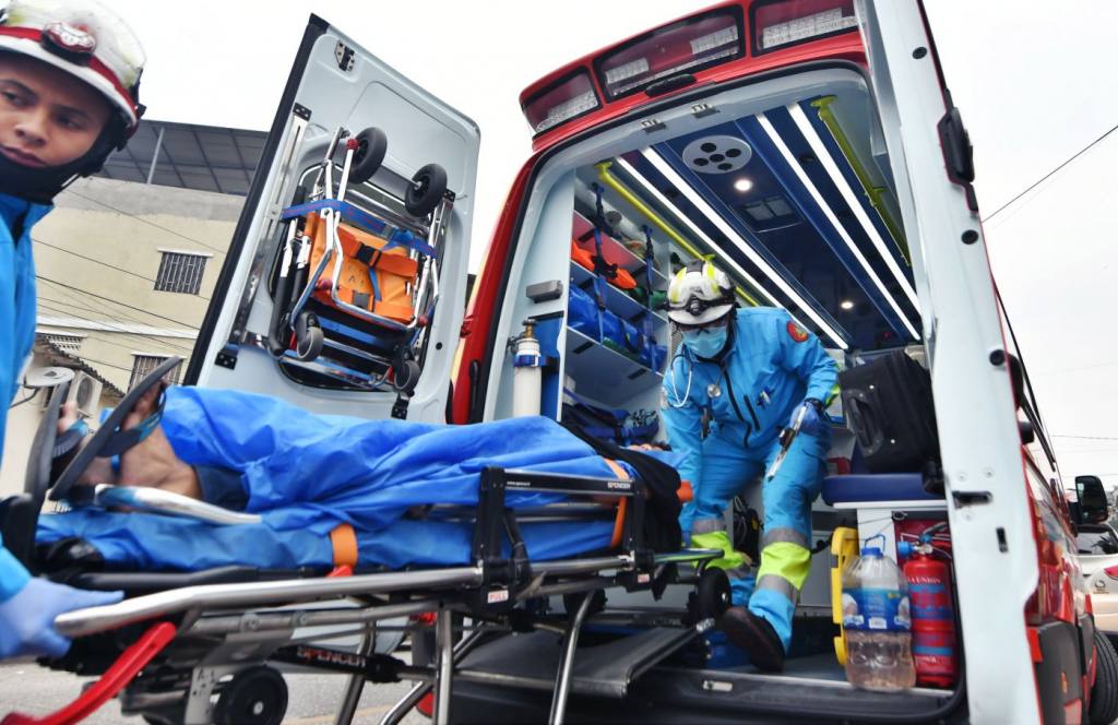 Pacientes pasan hasta 18 horas en camilla de una ambulancia en Ecuador | Informes | Noticias | El Universo