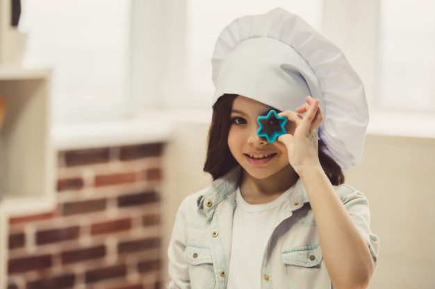 Niña horneando | Foto Premium