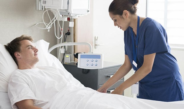 Un hombre a una enfermera: "Ah, ¿pero usted no es médico?"