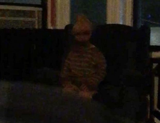 Le sacó una foto al fantasma de un "nene diabólico" que lo acosa en su departamento |