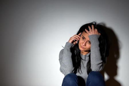 Mujer Llorando Joven En La Depresión Llamado Borracho En El Teléfono Celular Fotos, Retratos, Imágenes Y Fotografía De Archivo Libres De Derecho. Image 25629834.