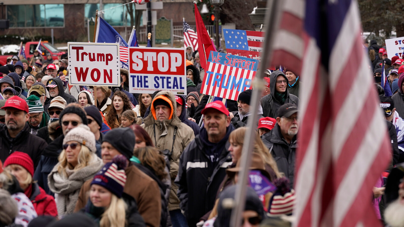 F.B.I. Warned of Violence Before Siege; More Arrests Made - The New York Times