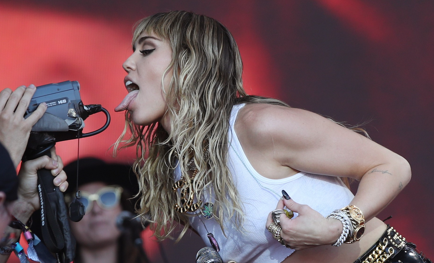 Miley Cyrus, recién divorciada, se morrea con una chica e...