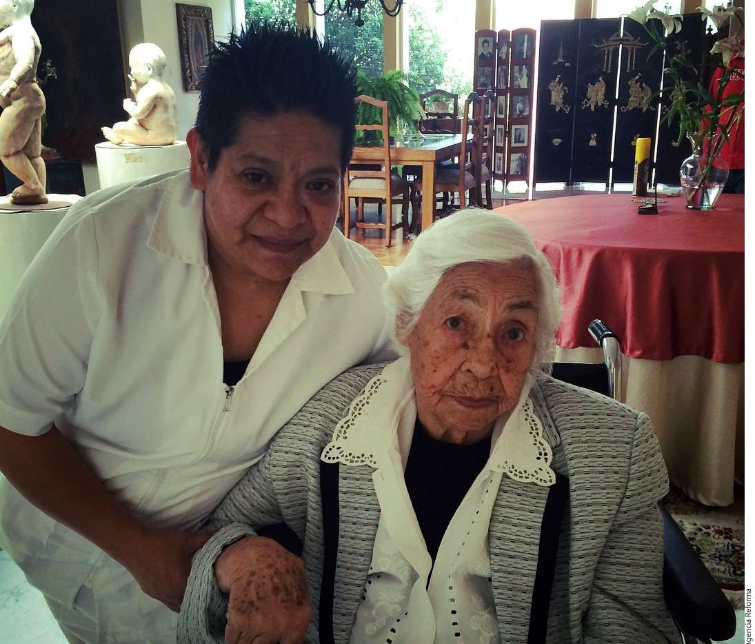 Fans tachan de hipócrita a Thalía al felicitar a su abuelita en Instagram