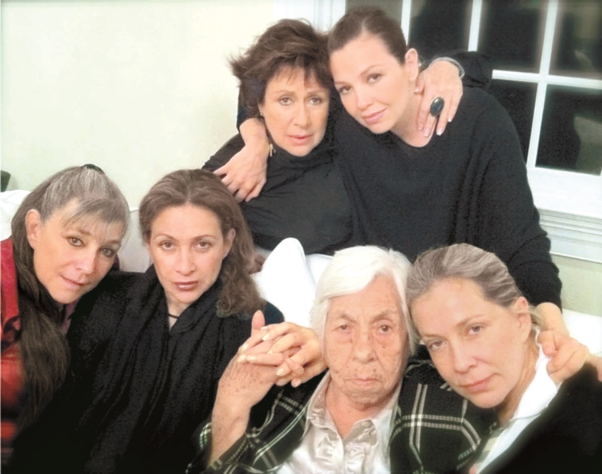 Thalía pide oraciones por la salud de su abuelita Eva Mange | Clase