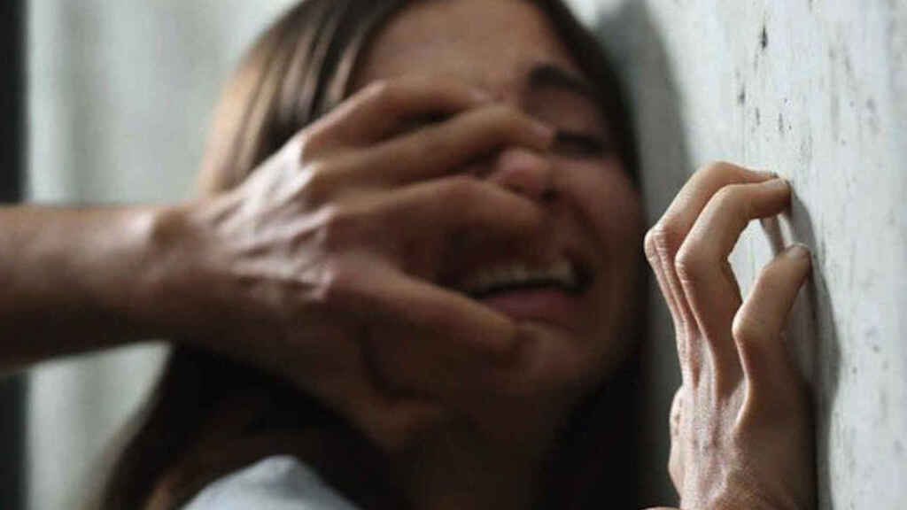 Violan a una joven de 23 años y la queman viva cuando iba a declarar